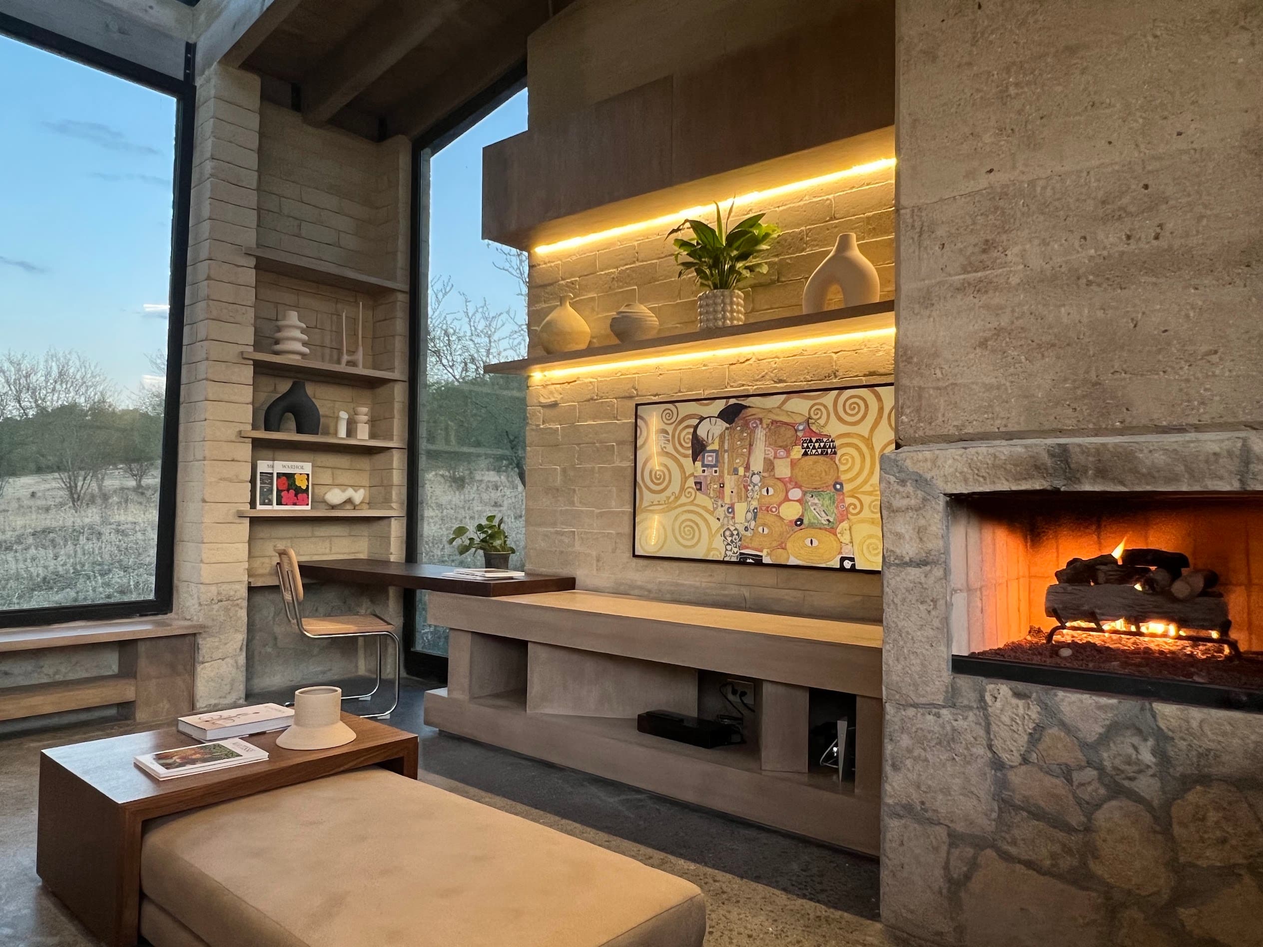 Sala con chimenea de tapial